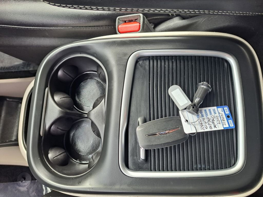 Used 2024 Chrysler Pacifica Touring-L image 37