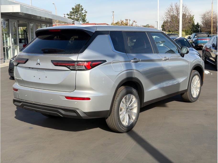 New 2026 Mitsubishi Outlander ES FWD image 5