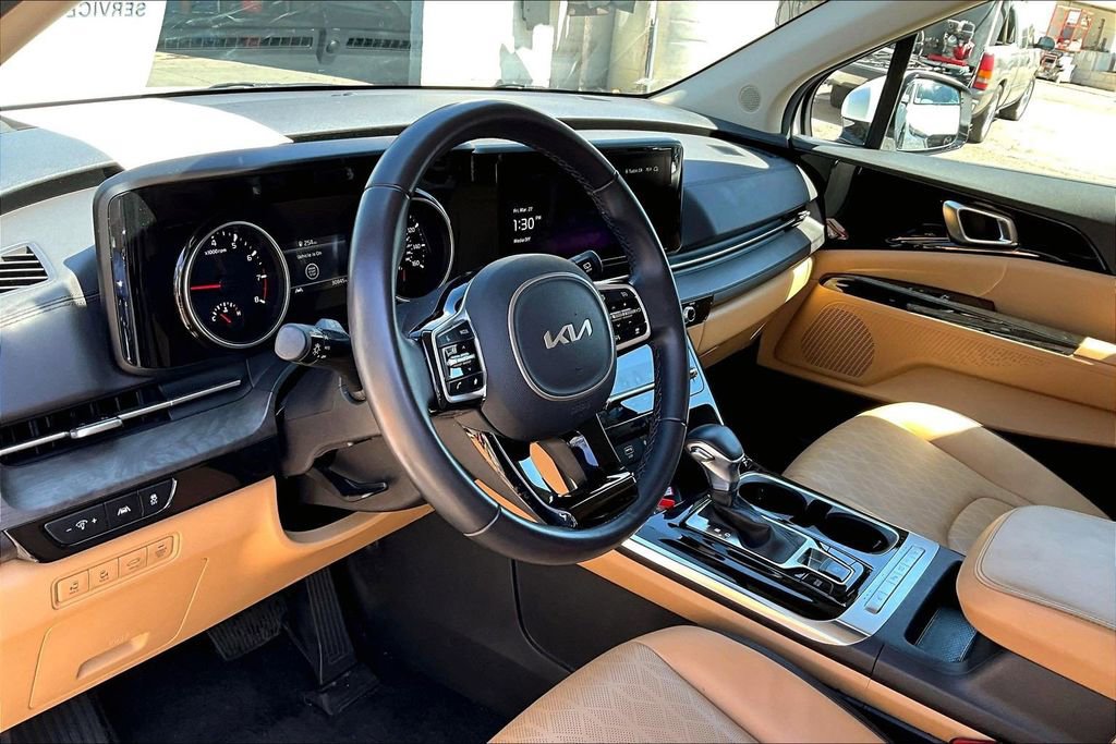 Used 2024 Kia Carnival EX image 11