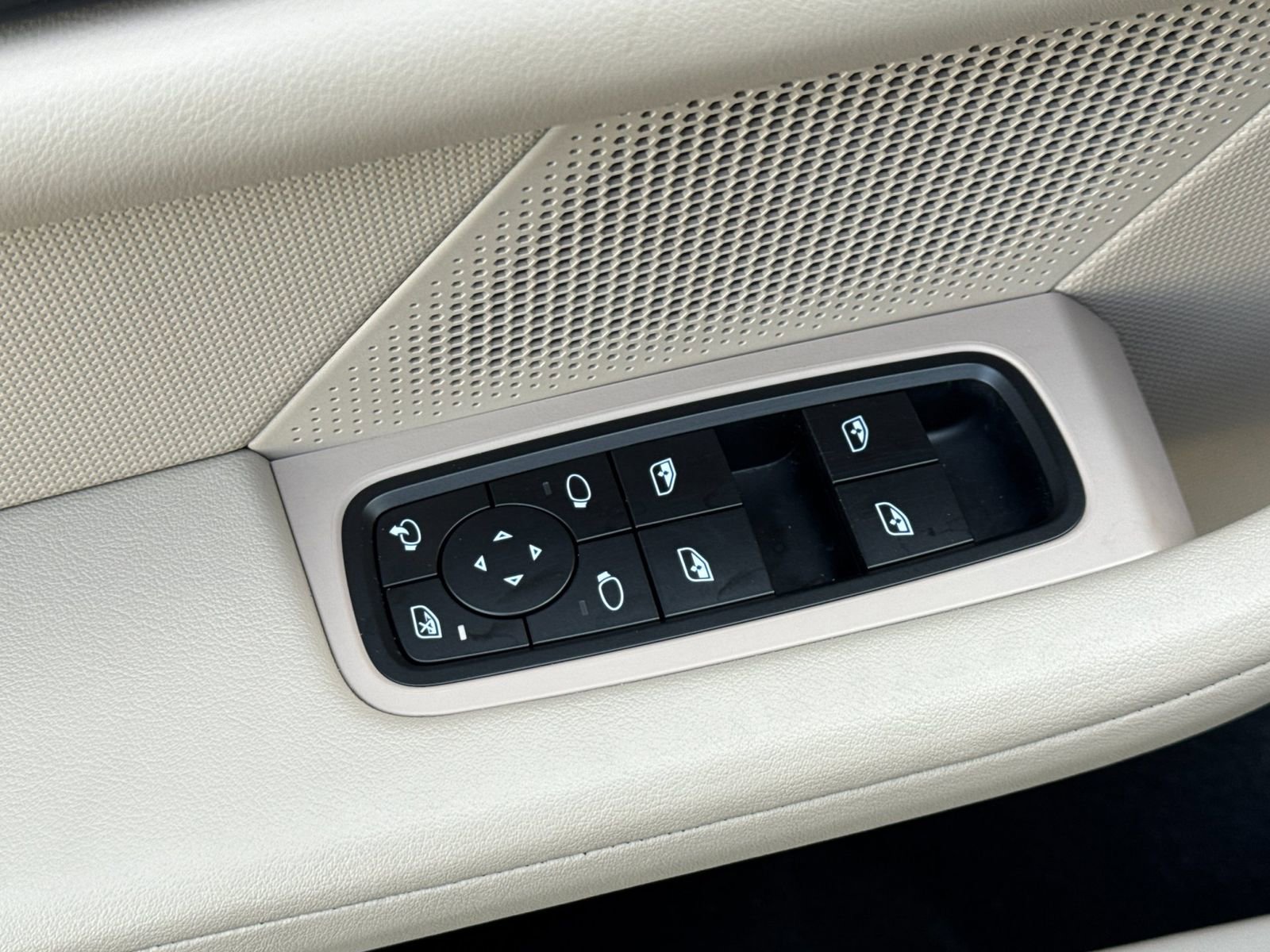 Certified 2022 Porsche Taycan 4 Cross Turismo image 13