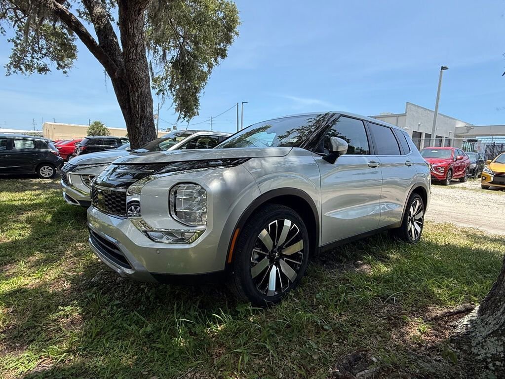 New 2025 Mitsubishi Outlander SE image 3