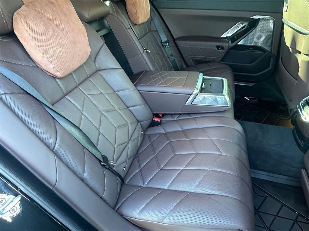 Used 2025 BMW 760i xDrive image 27