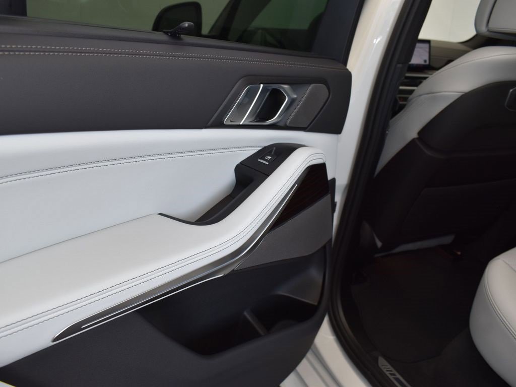 New 2026 BMW X5 xDrive50e image 16