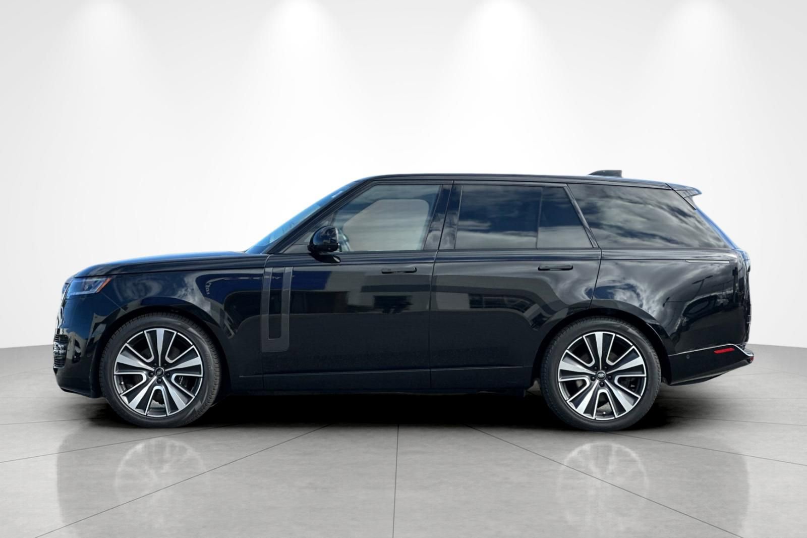 Used 2024 Land Rover Range Rover SE image 3