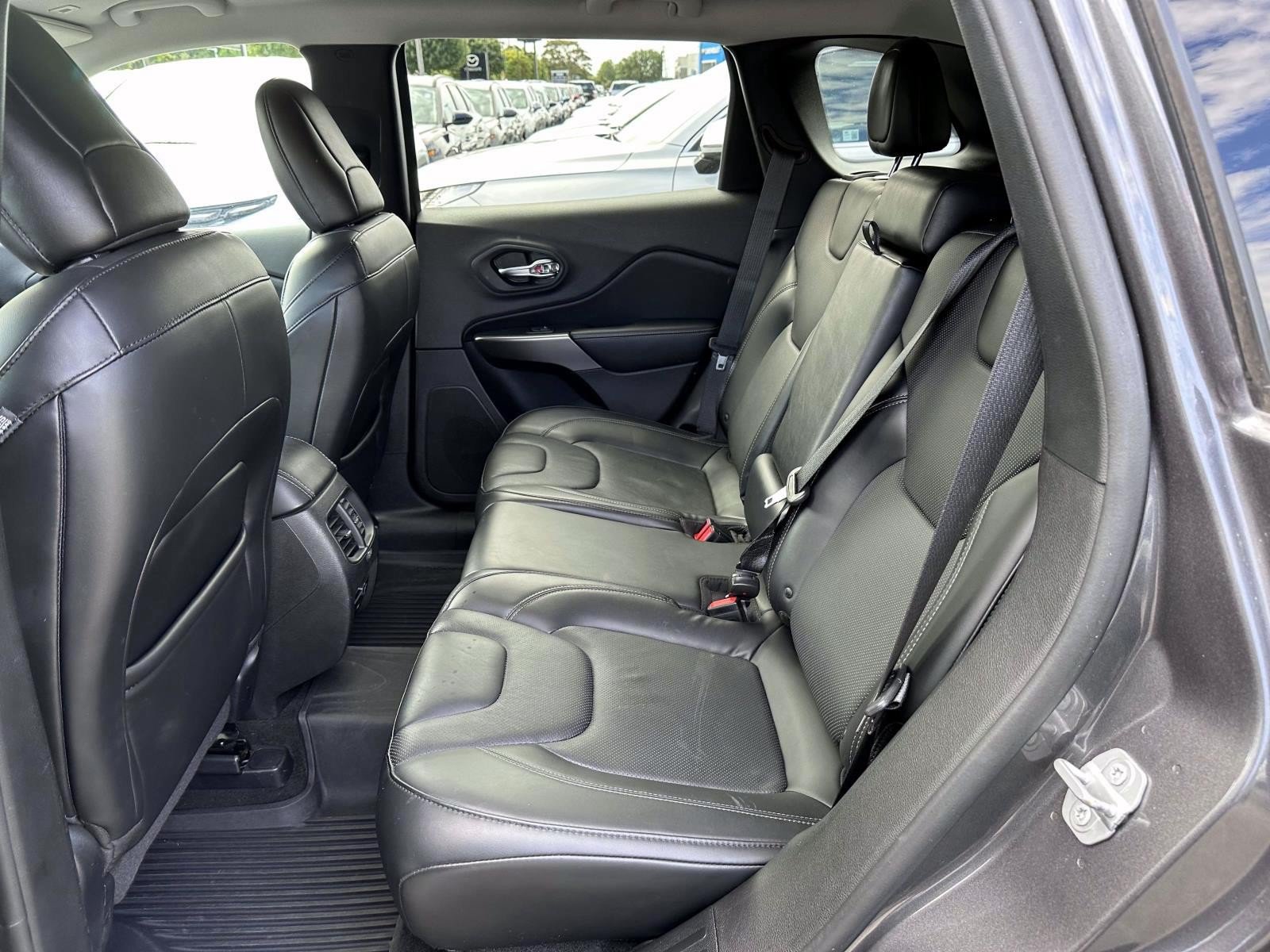 Used 2019 Jeep Cherokee Limited AWD/4WD image 13