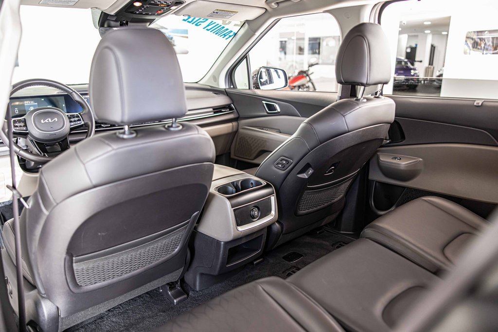 Used 2025 Kia Carnival EX image 34