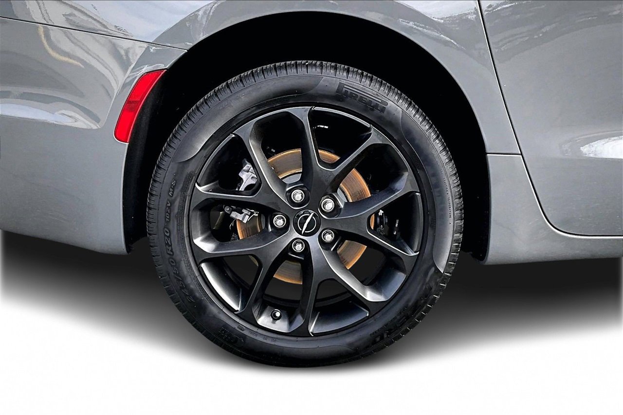 Used 2023 Chrysler Pacifica Limited w/ S Appearance Package image 36