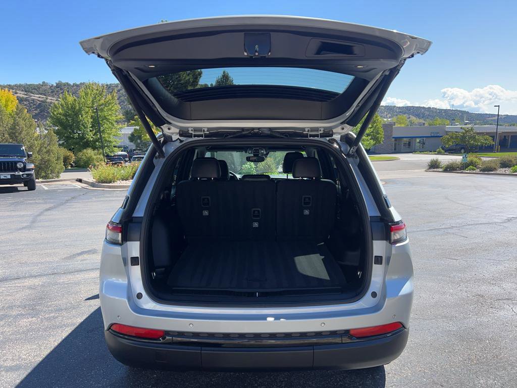 Used 2023 Jeep Grand Cherokee Altitude image 9