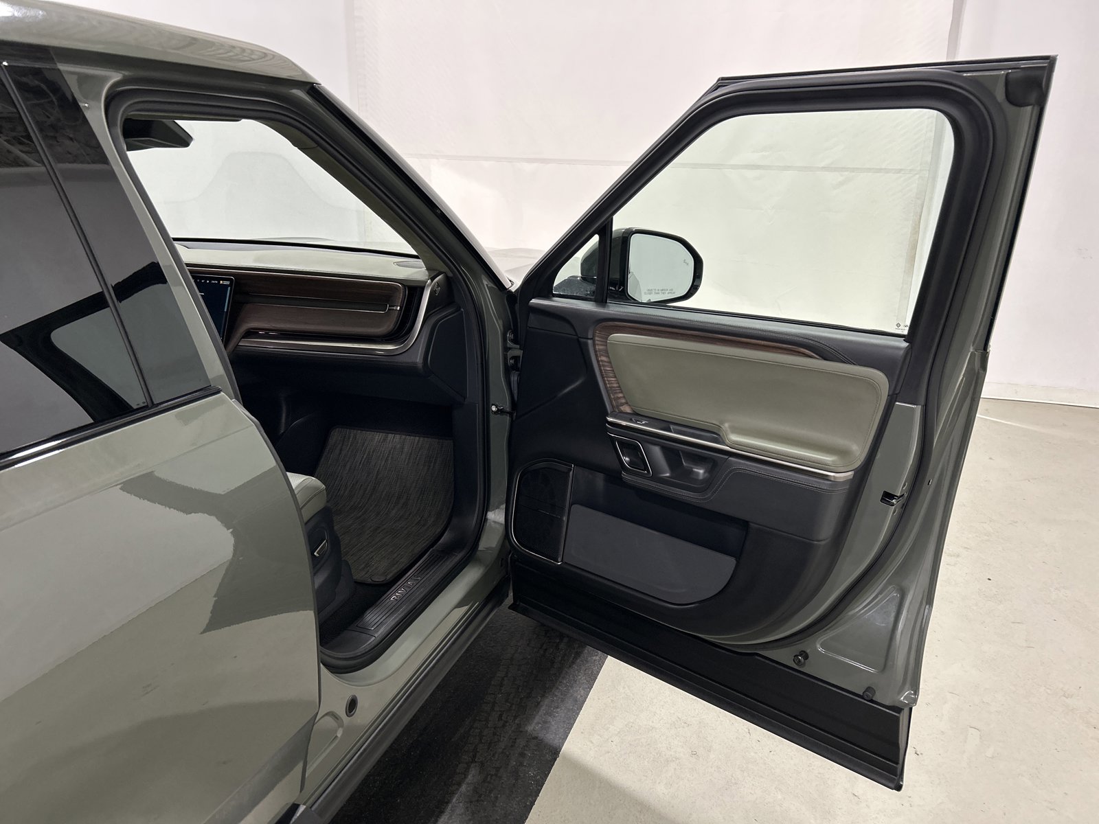Used 2022 Rivian R1T Launch Edition image 18