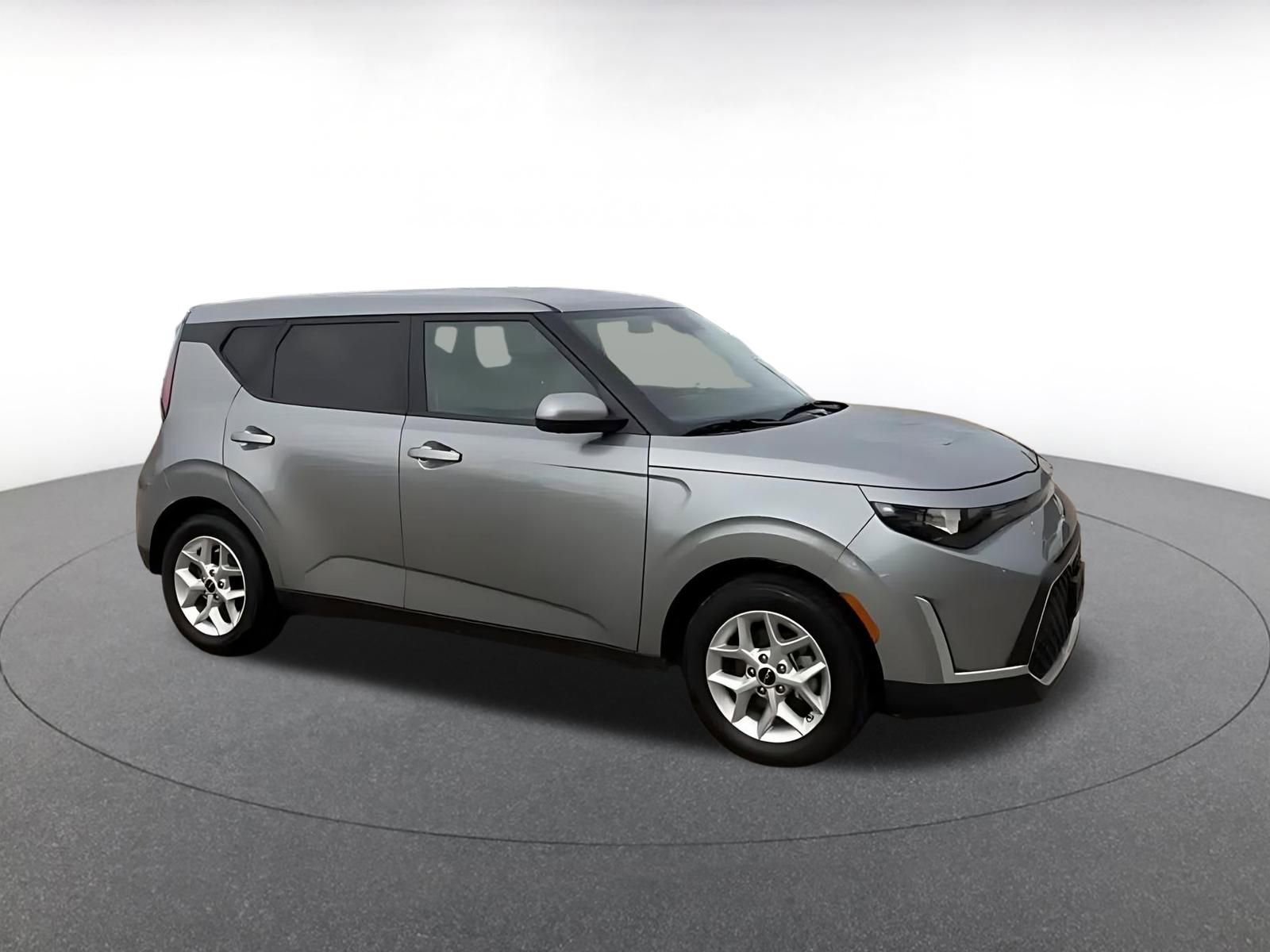 Used 2025 Kia Soul LX w/ LX Technology Package image 2