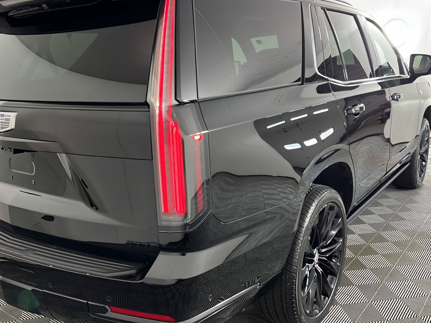 Used 2025 Cadillac Escalade Sport Platinum w/ LPO, ONYX Package AWD/4WD image 6