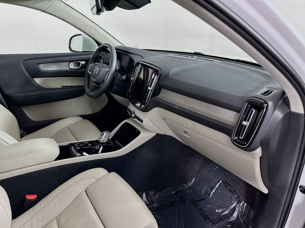 Used 2023 Volvo XC40 B5 Ultimate w/ Protection Package Premier image 37