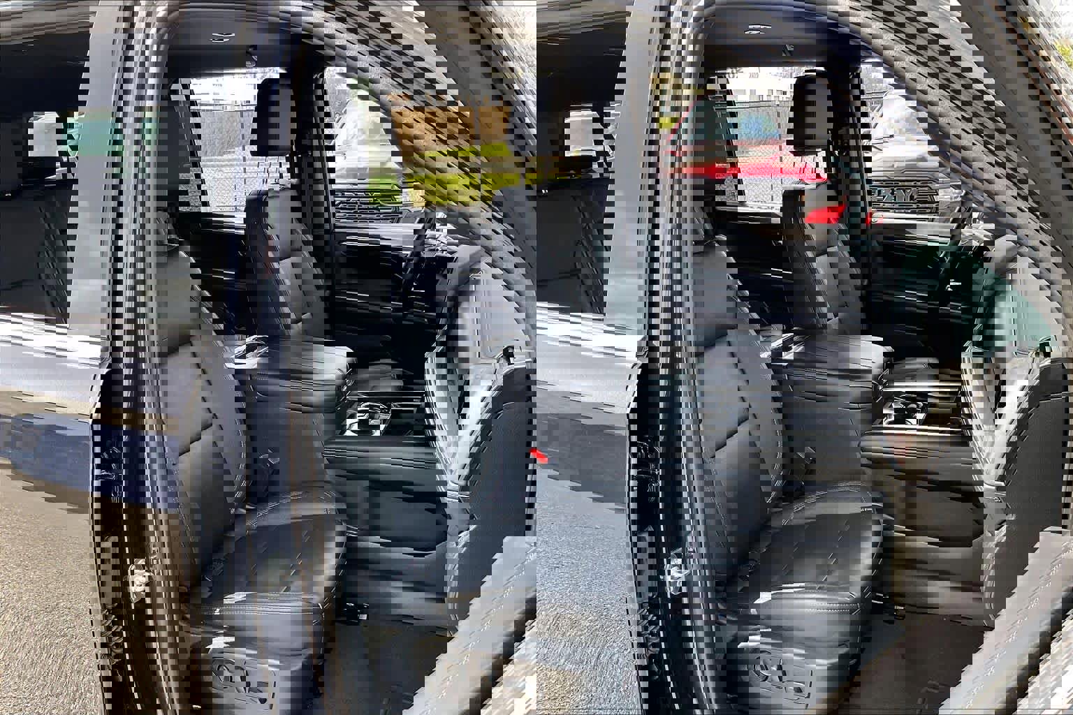 Used 2025 Chevrolet Suburban LT image 9