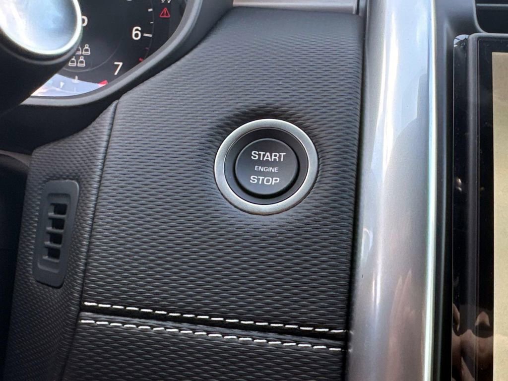 New 2025 Land Rover Discovery Dynamic SE image 26