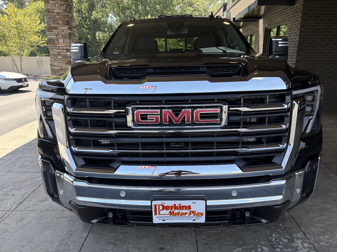 Used 2024 GMC Sierra 2500 SLT w/ SLT Premium Package AWD/4WD image 3