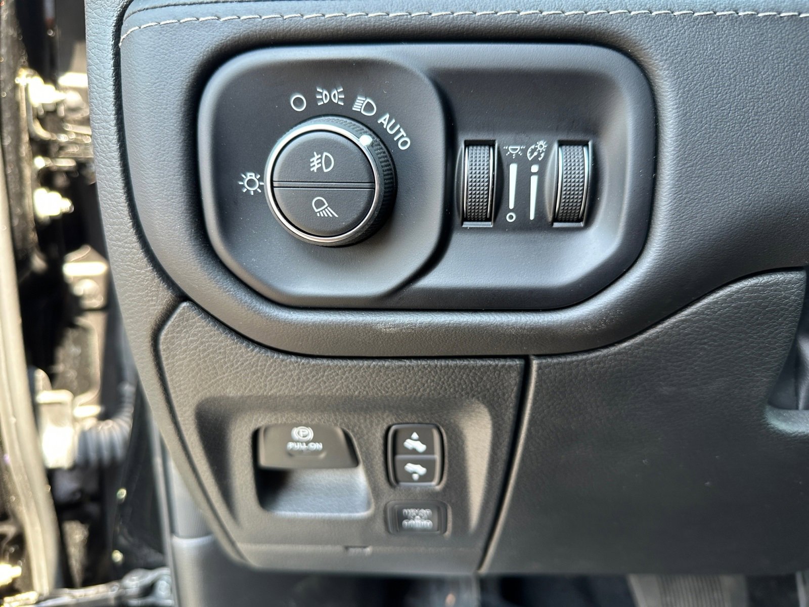 New 2025 RAM 1500 Limited image 25