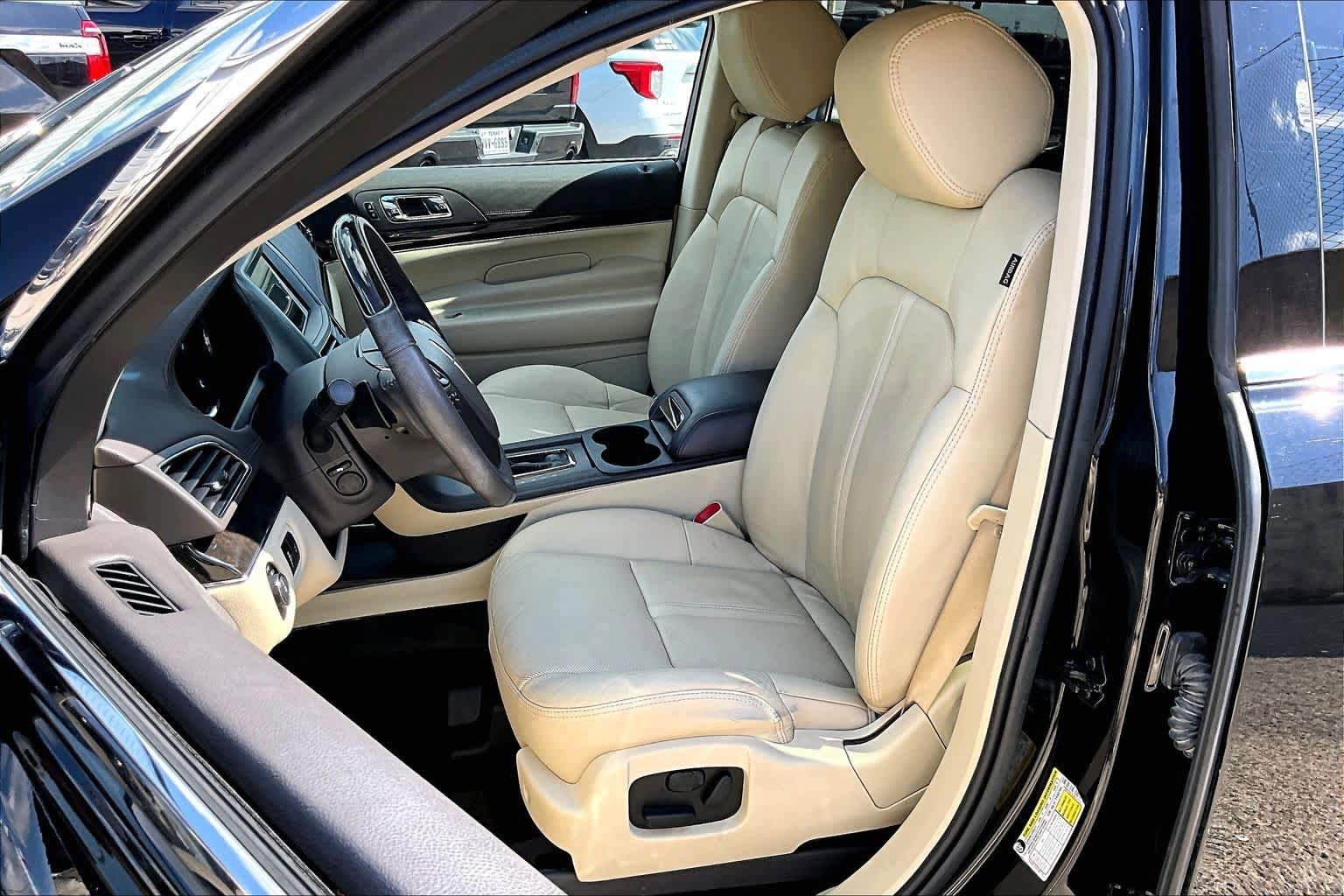 Used 2018 Lincoln MKT AWD image 10