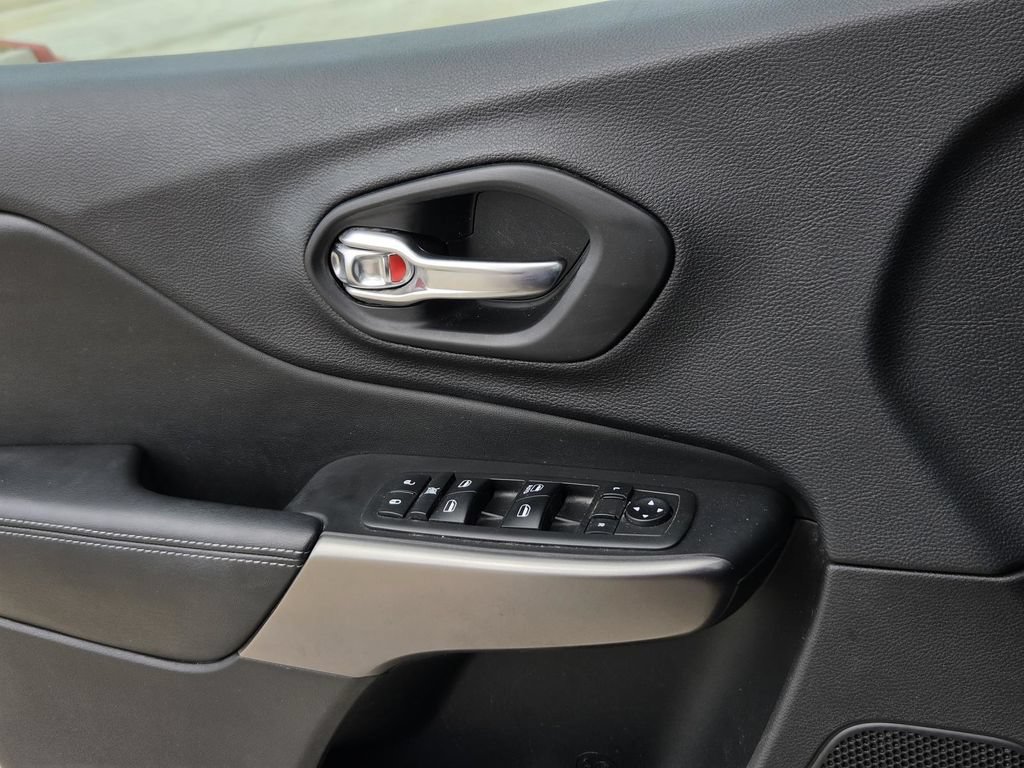 Used 2019 Jeep Cherokee Latitude w/ Popular Appearance Group FWD image 11