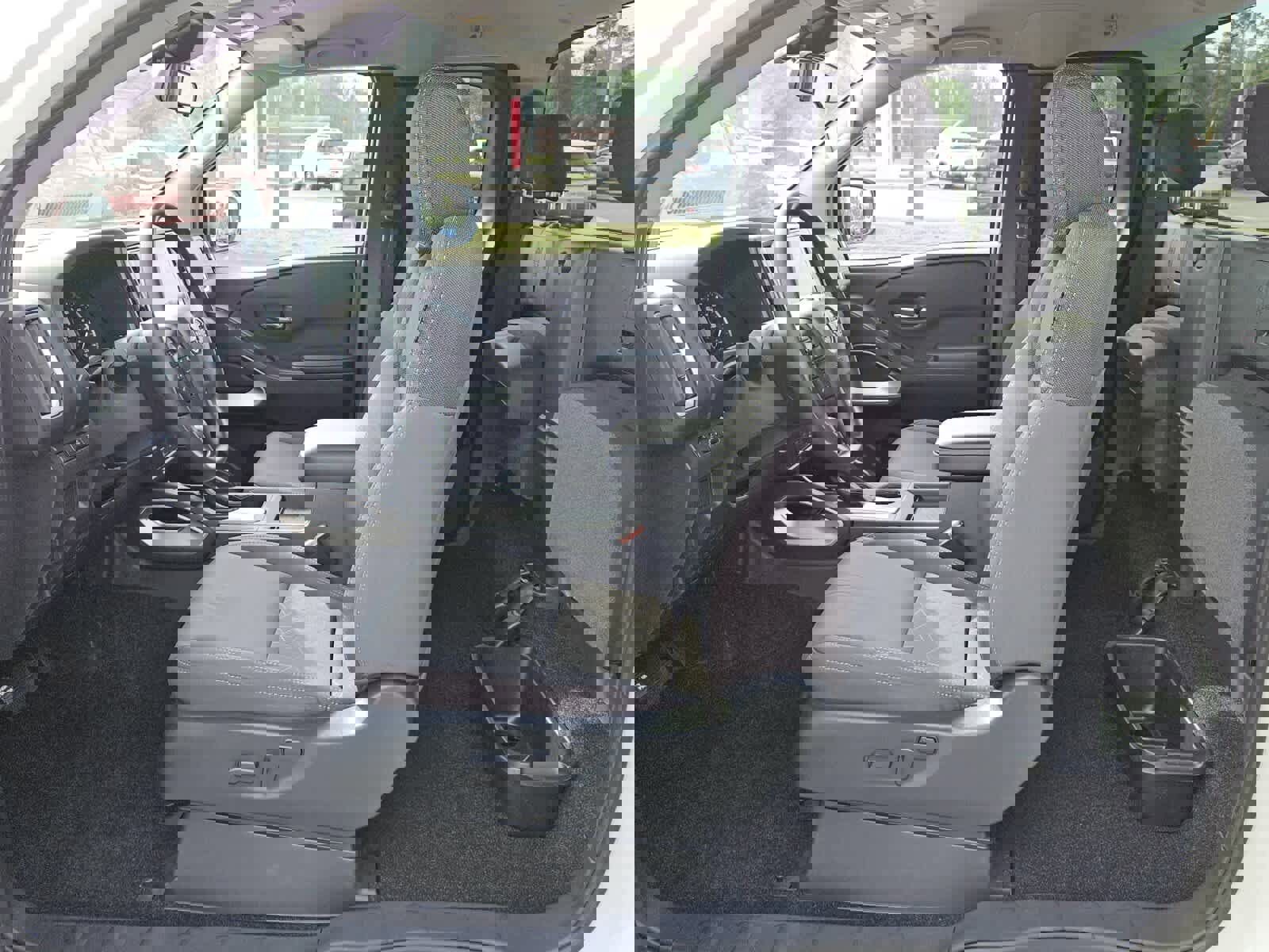 Used 2025 Nissan Frontier SV image 4