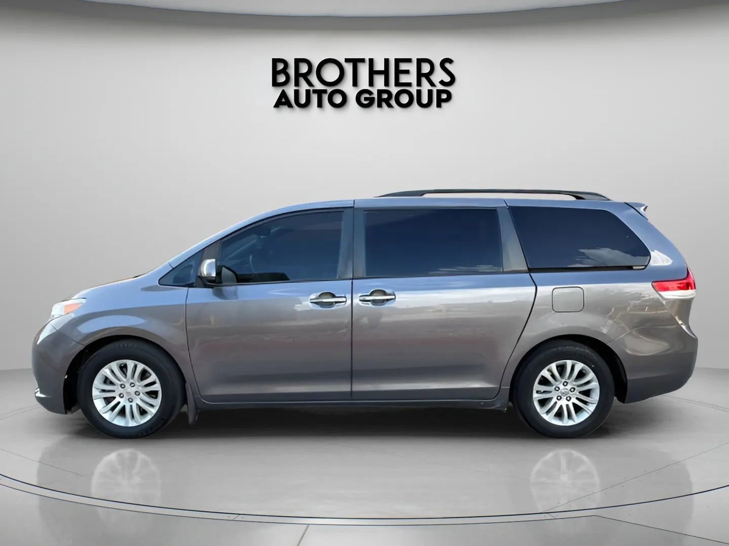 Used 2014 Toyota Sienna XLE image 7