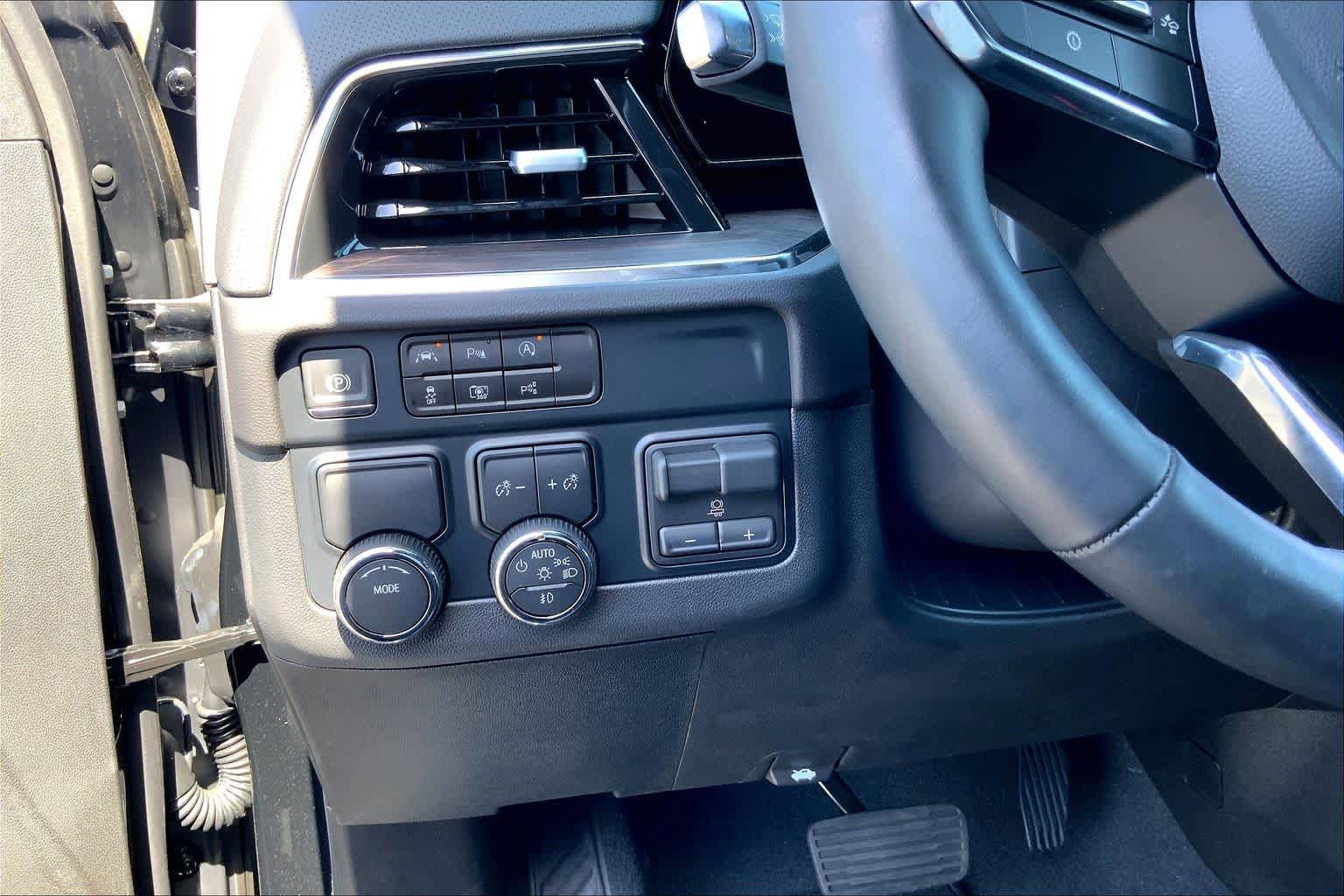 Used 2025 Chevrolet Suburban Premier RWD image 35