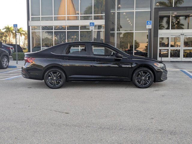 Used 2024 Volkswagen Jetta SE w/ Panoramic Sunroof Package image 4