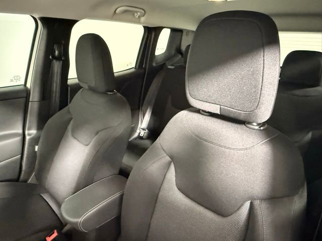 Used 2023 Jeep Renegade Latitude AWD/4WD image 31