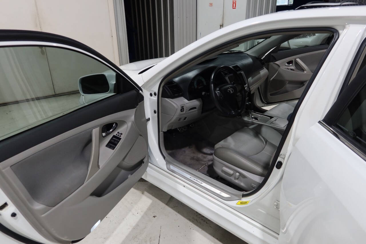 Used 2011 Toyota Camry SE w/ SE Extra-Value Pkg #1 FWD image 17