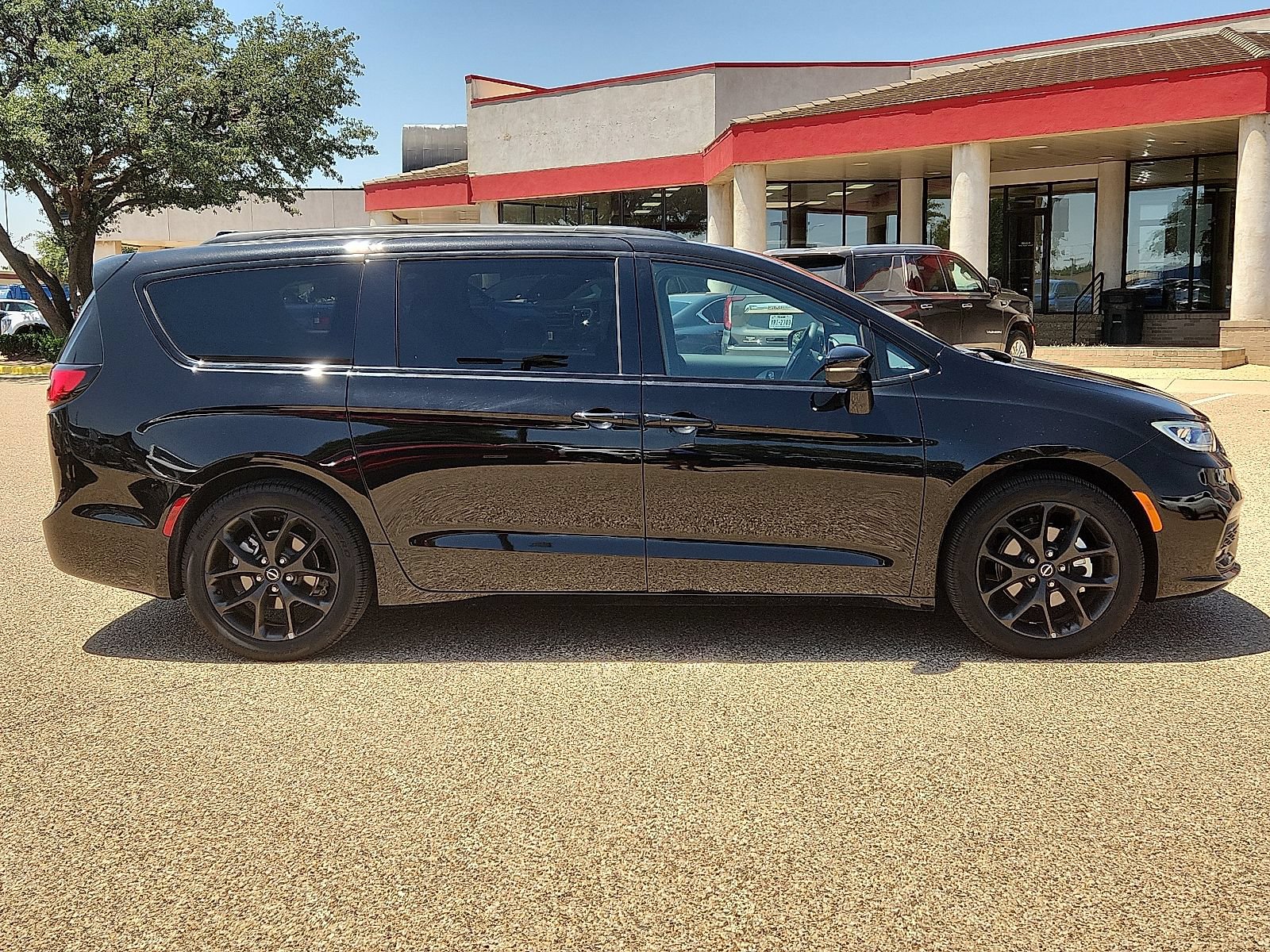 Used 2025 Chrysler Pacifica Limited FWD image 5