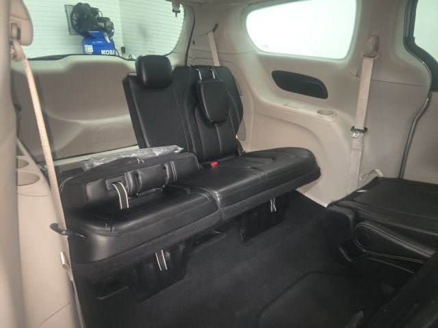 Used 2024 Chrysler Pacifica Touring-L FWD image 7