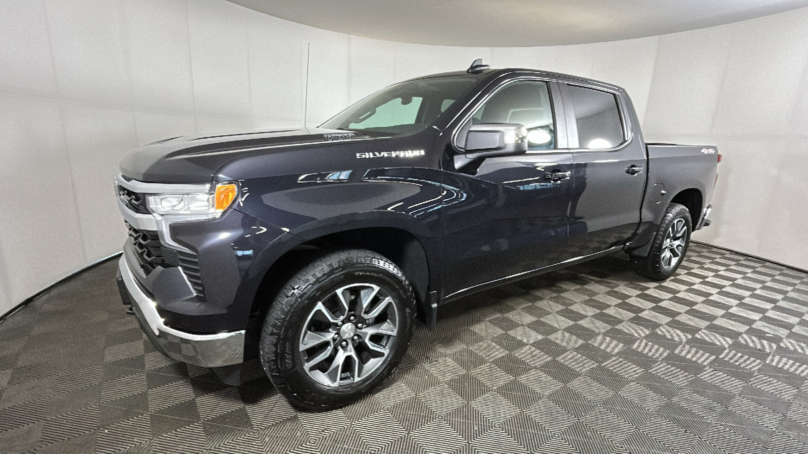 Used 2024 Chevrolet Silverado 1500 LT AWD/4WD image 8