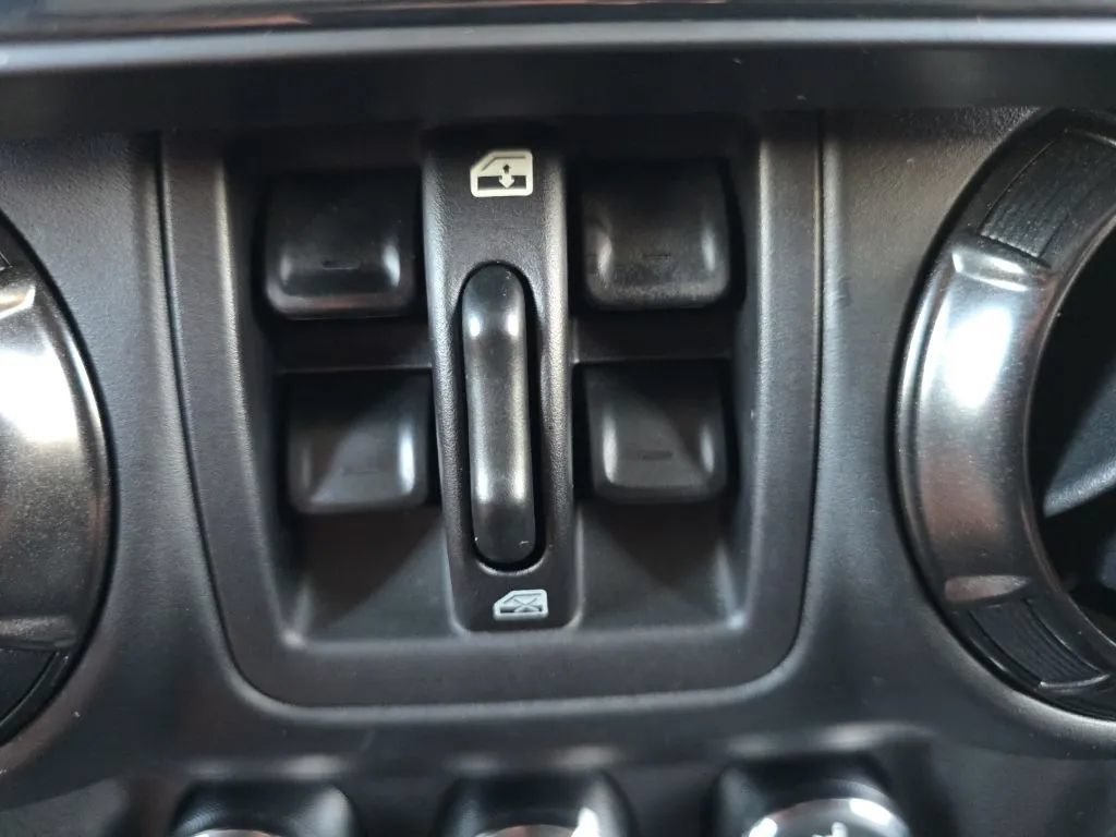 Used 2017 Jeep Wrangler Unlimited Sahara AWD/4WD image 28