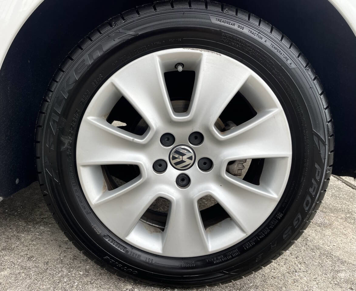 Used 2009 Volkswagen Beetle Base 2dr Coupe 5M image 30