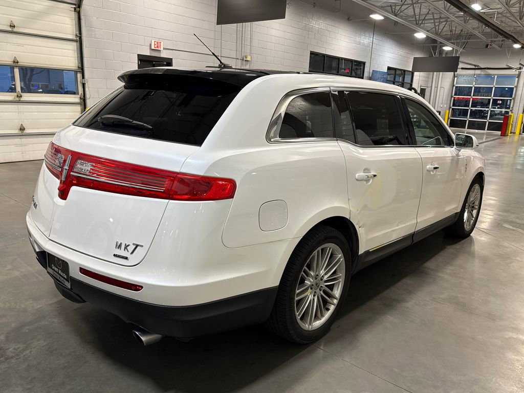 Used 2013 Lincoln MKT AWD image 4