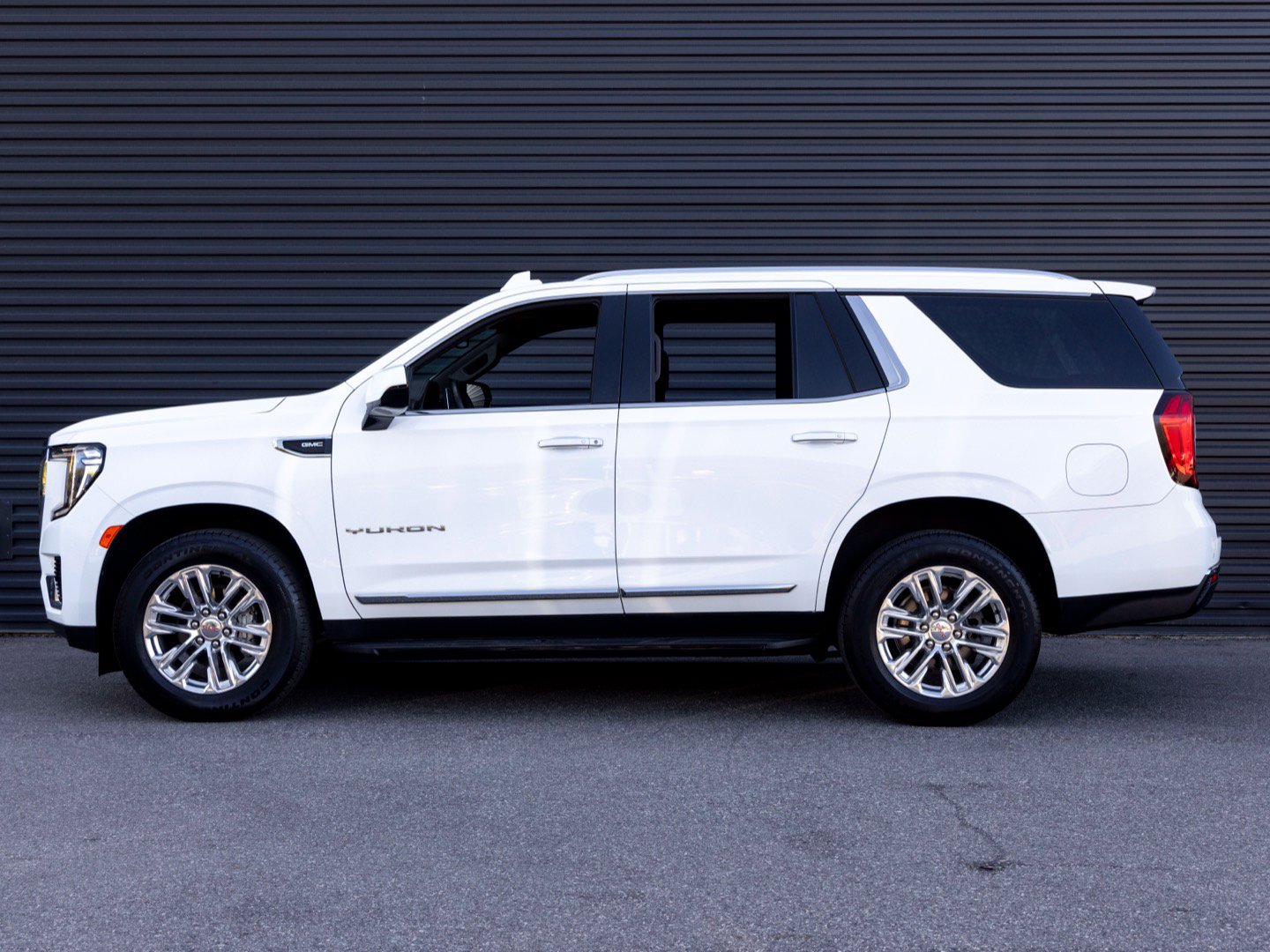 Used 2021 GMC Yukon SLT RWD image 2