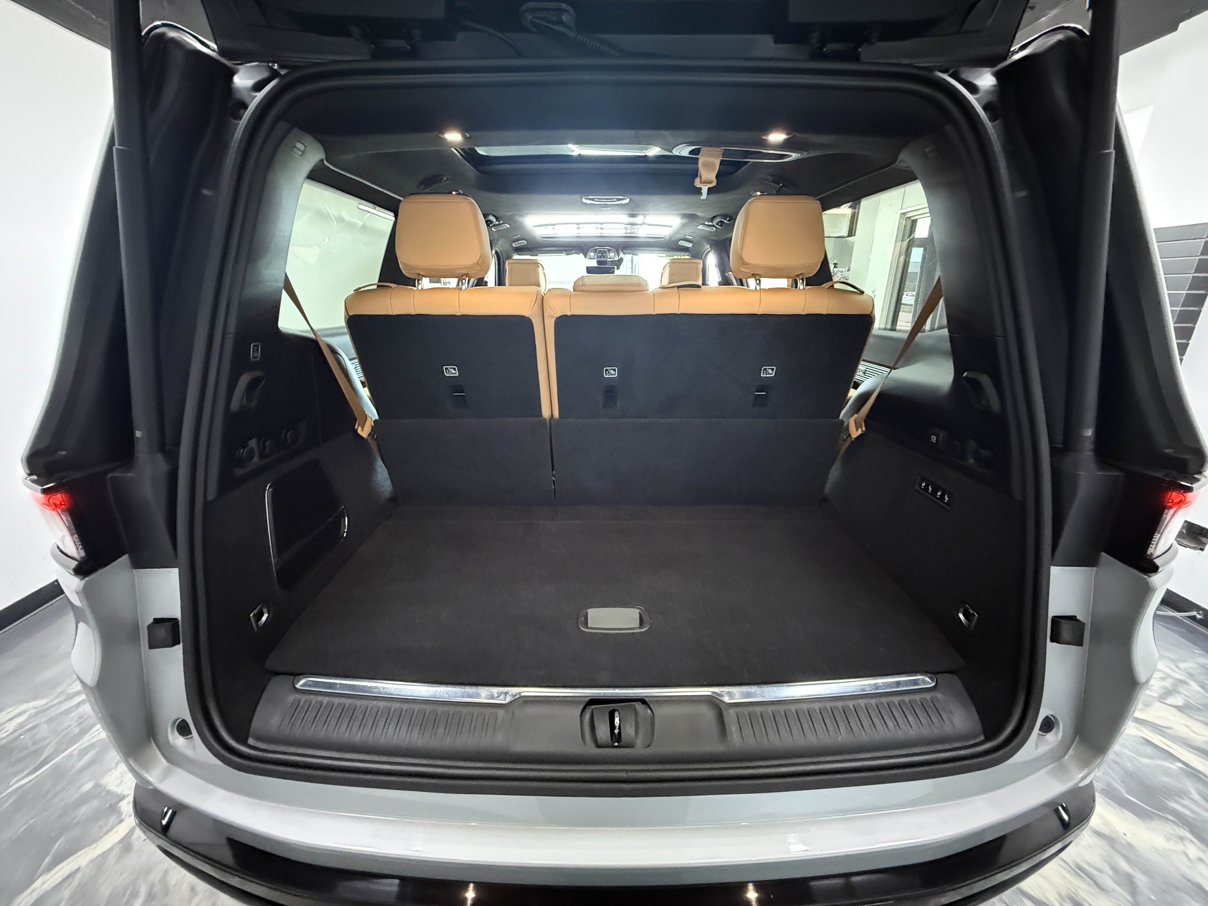 Used 2024 Jeep Grand Wagoneer Series III w/ Rear-Seat Entertainment Group AWD/4WD image 34