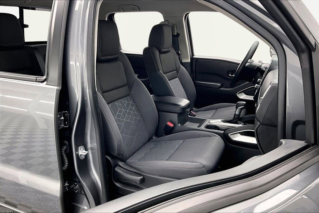 Used 2025 Nissan Frontier SV image 7