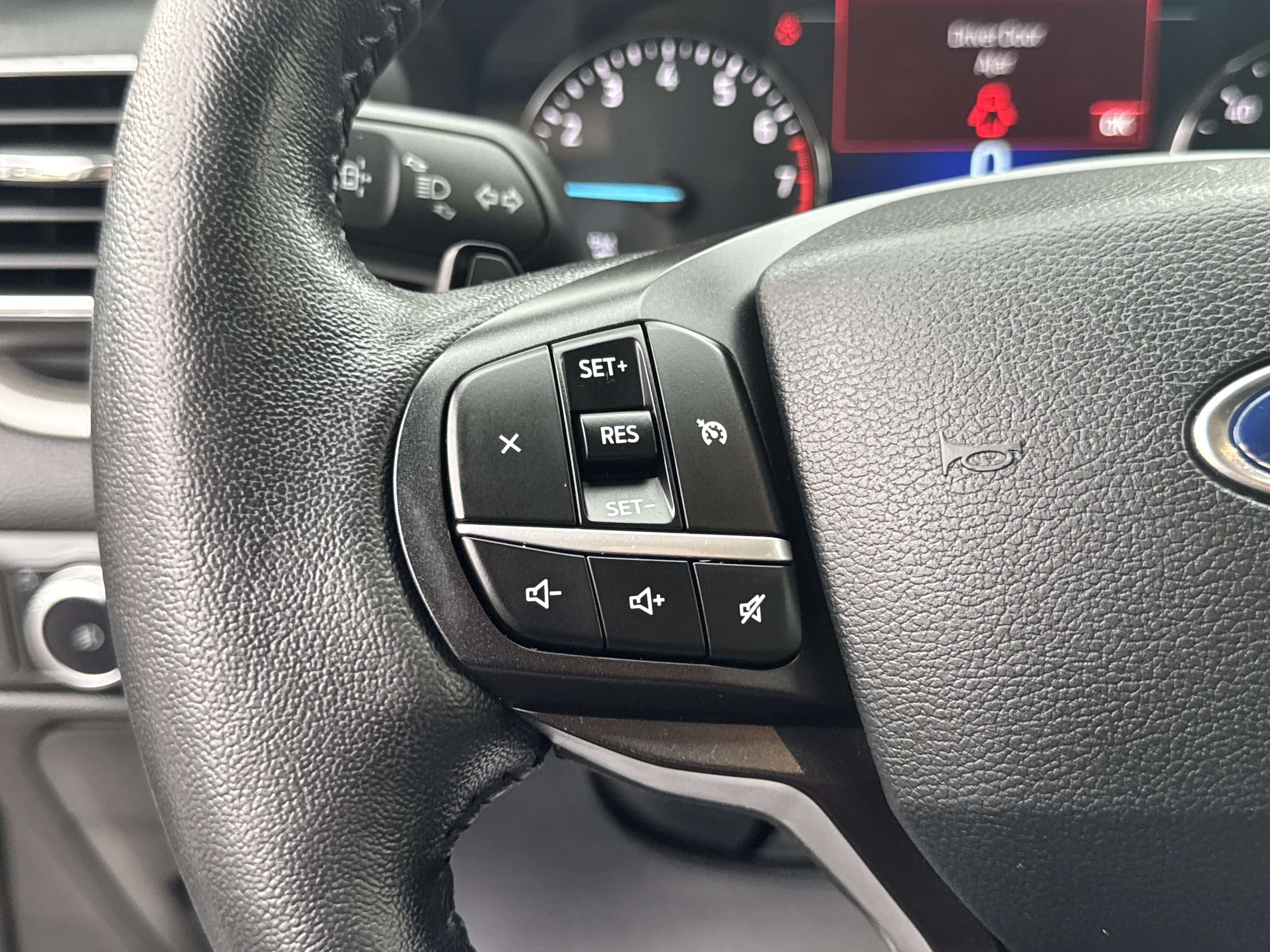Used 2020 Ford Explorer XLT w/ Equipment Group 202A AWD/4WD image 32