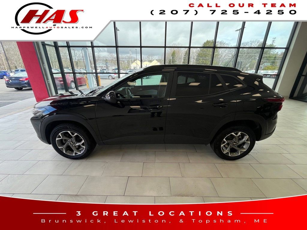 Used 2024 Chevrolet Trax LT w/ Driver Confidence Package FWD image 2