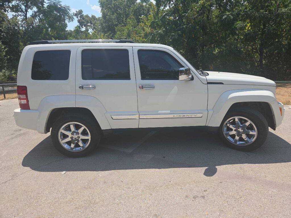 Used 2010 Jeep Liberty Limited w/ Tire & Wheel Group RWD image 7