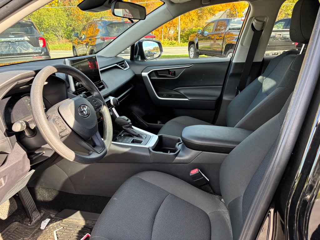 Used 2024 Toyota RAV4 LE AWD/4WD image 10