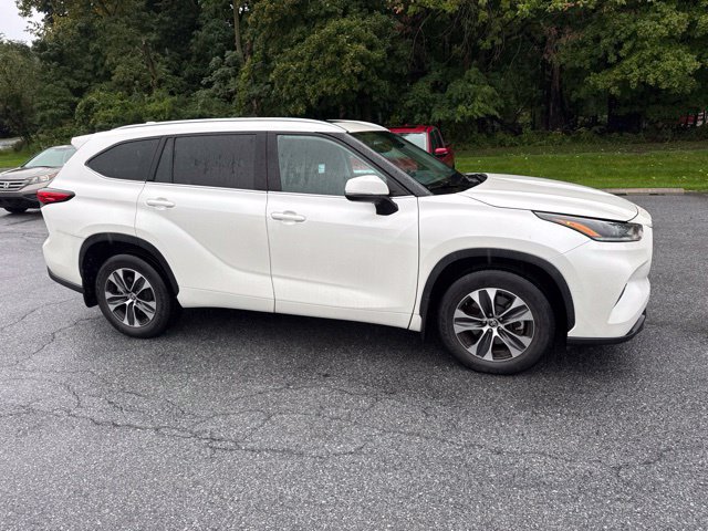 Used 2021 Toyota Highlander XLE AWD/4WD image 2