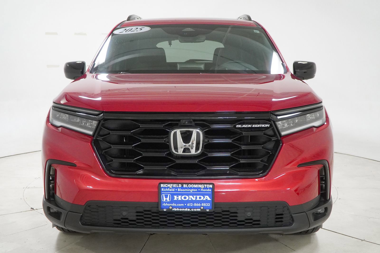 Certified 2025 Honda Pilot Black Edition image 3