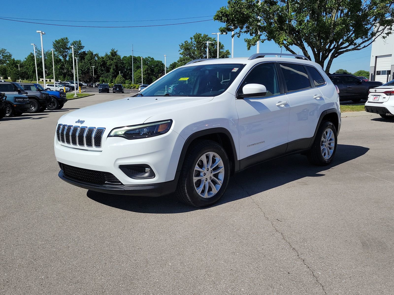 Used 2019 Jeep Cherokee Latitude w/ Popular Appearance Group FWD image 2
