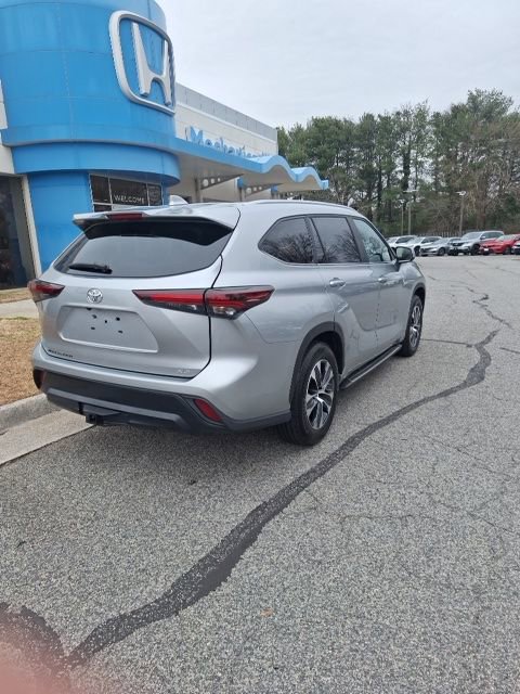 Used 2024 Toyota Highlander XLE image 7