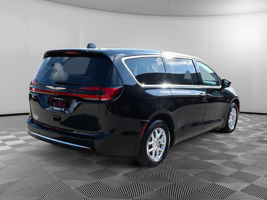 Used 2024 Chrysler Pacifica Touring-L FWD image 7