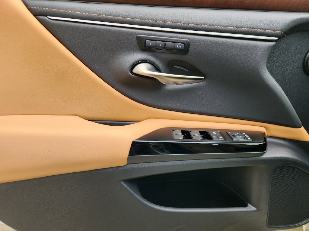Certified 2025 Lexus ES 350 w/ Premium Package FWD image 22