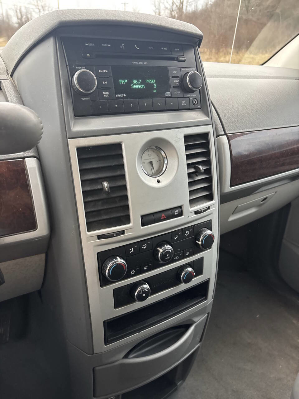 Used 2010 Chrysler Town & Country Touring image 9