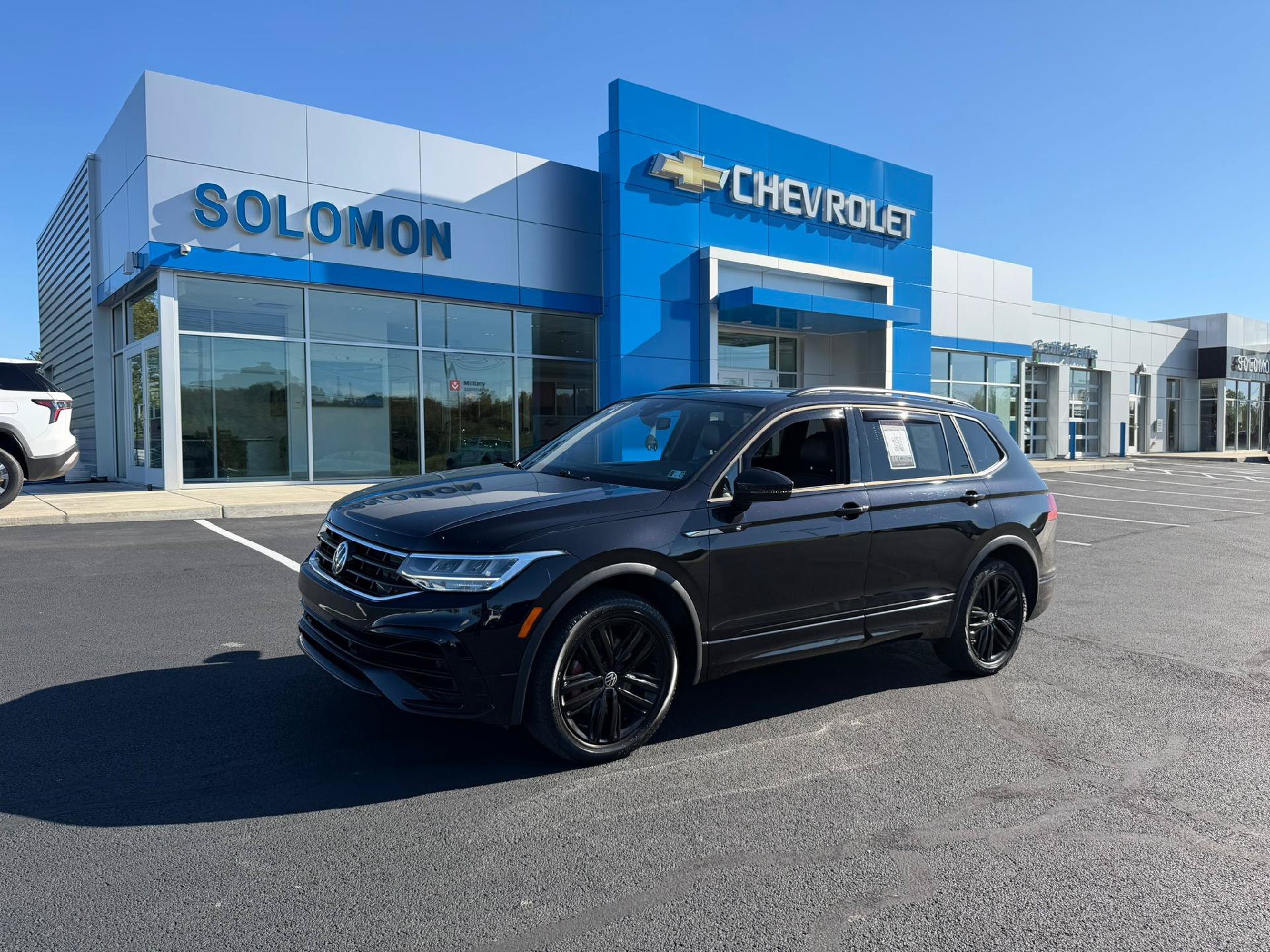 Used 2022 Volkswagen Tiguan SE R-Line AWD/4WD image 2