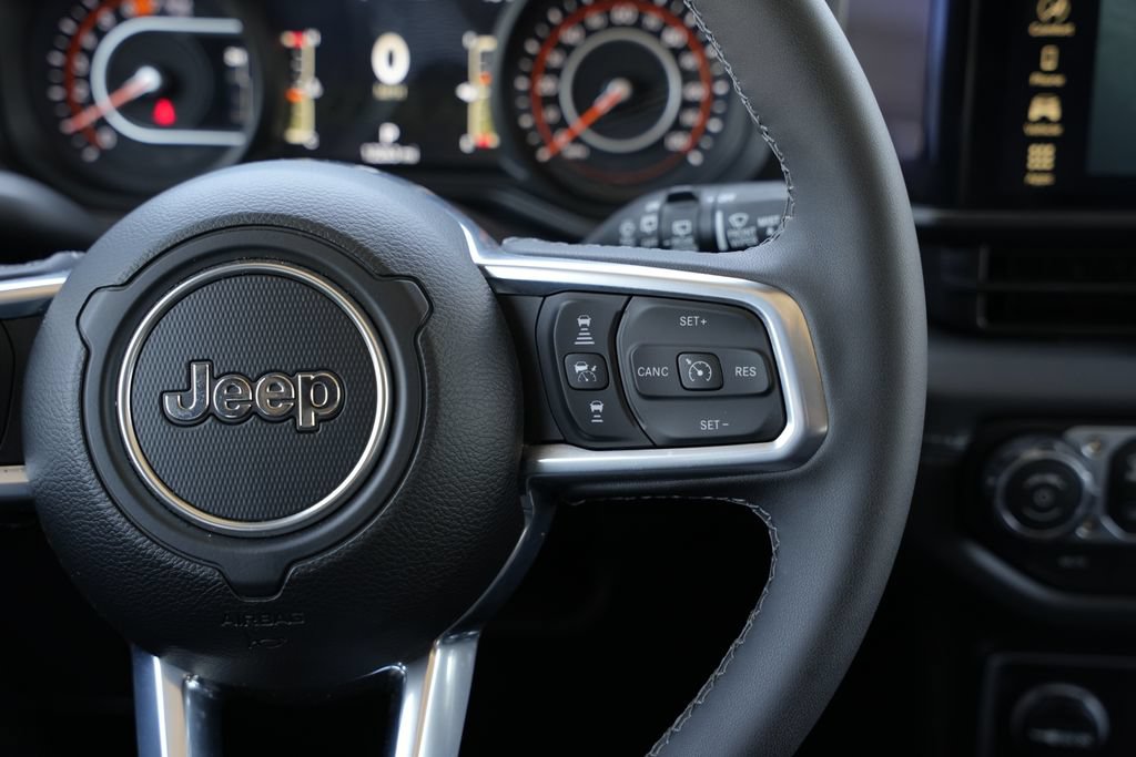 Used 2026 Jeep Wrangler Unlimited Sahara AWD/4WD image 9